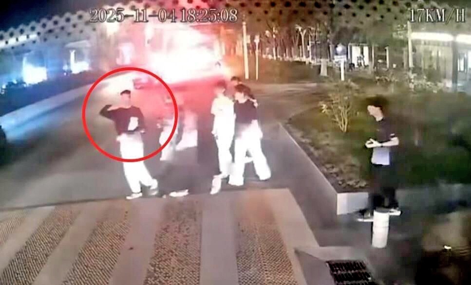 武汉街头斑马线前  公交慢、停、让蔚然成风 “温柔一脚”踩出满城暖意