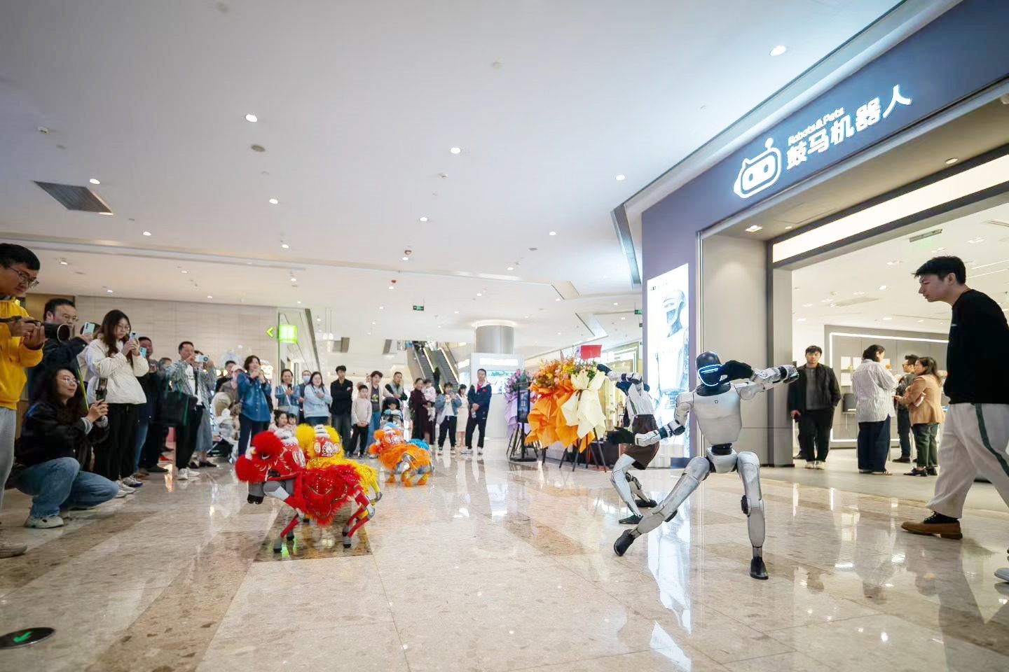 与机器狗互动 跟机器人对弈 武汉机器人体验店火爆出圈