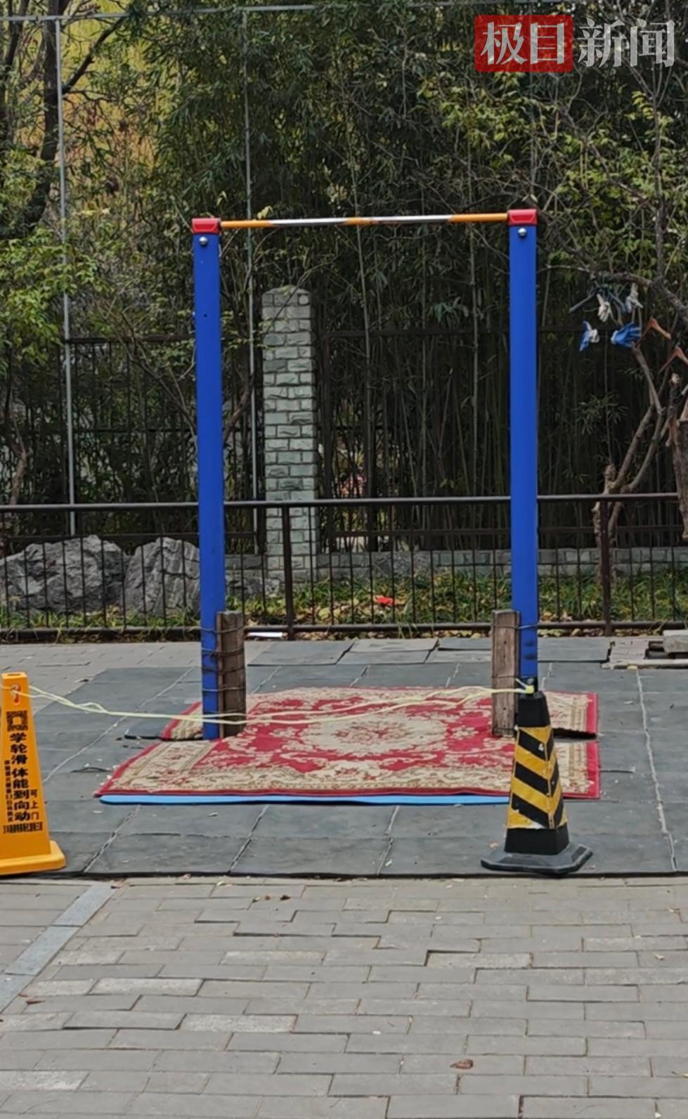 北京六旬老人做14个单杠大回环后猝死，记者实探事发地：单杠前设置锥桶隔离设施，现场老人称已无人做大回环