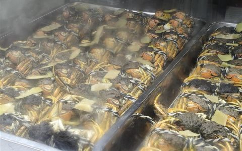 华科大食堂开售8.8元一只大闸蟹，开售前20分钟窗口前就排起长队
