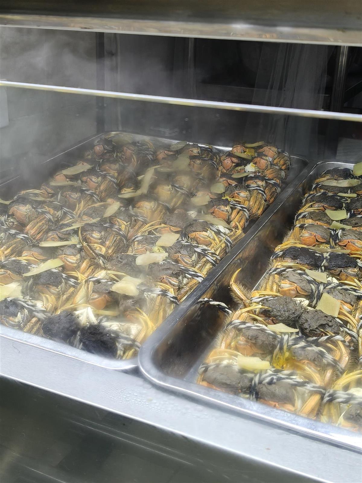 华科大食堂开售8.8元一只大闸蟹，开售前20分钟窗口前就排起长队