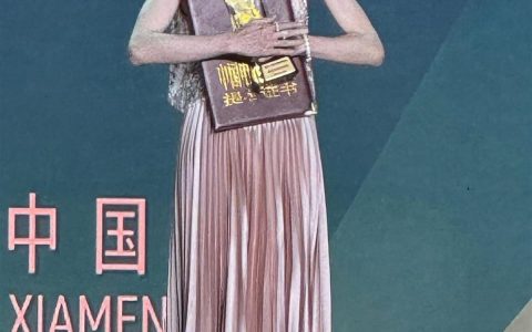 钟楚曦首提金鸡奖最佳女配角，粉色吊带裙彰显健康肌肉线条