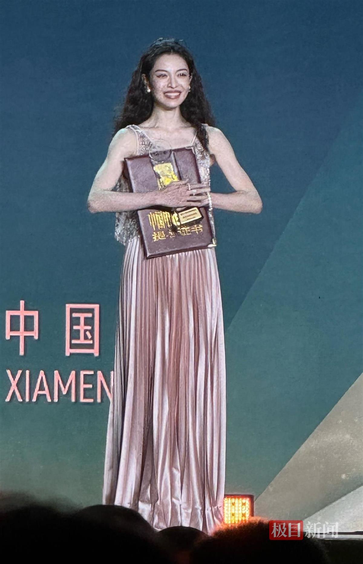 钟楚曦首提金鸡奖最佳女配角，粉色吊带裙彰显健康肌肉线条