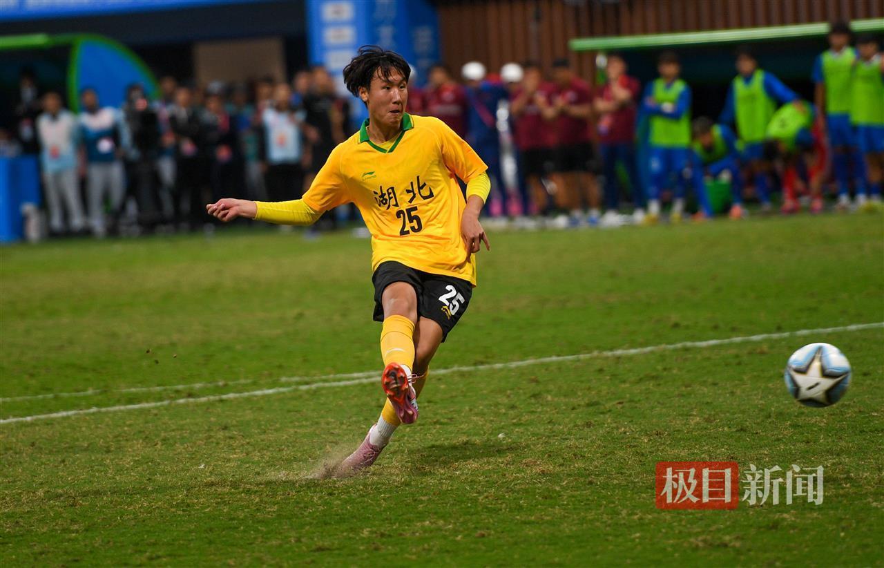 创造历史，相拥而泣！湖北男足U20队勇夺全运会金牌