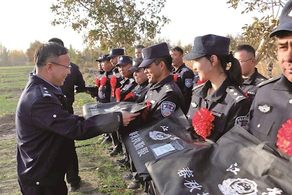 新疆于田大学生一句留言求助 20多名民辅警上门帮收玉米