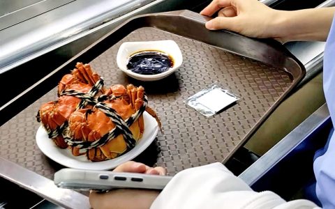 华中科大食堂开售大闸蟹 8.8元一只  师生排队抢购