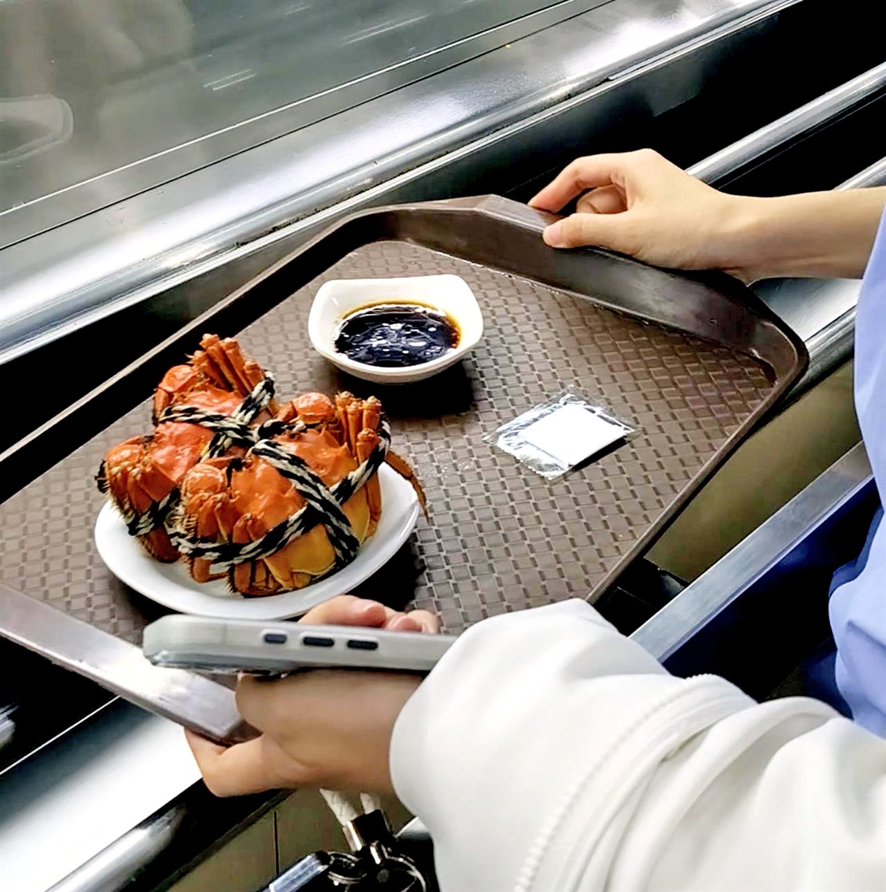 华中科大食堂开售大闸蟹 8.8元一只  师生排队抢购