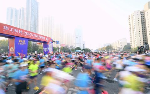 武汉选手打破女子全马纪录，人形机器人击鼓助威，2025光谷马拉松激情开跑