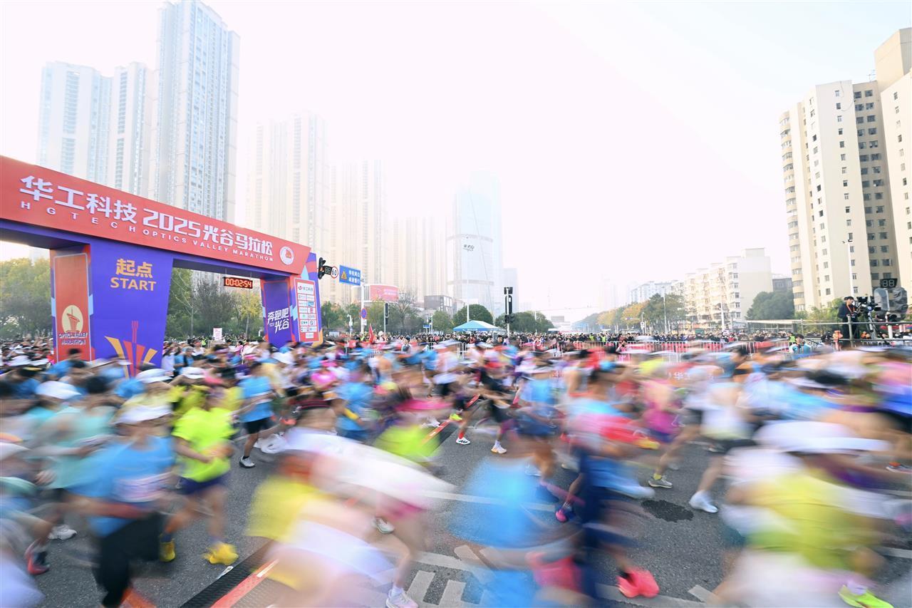 武汉选手打破女子全马纪录，人形机器人击鼓助威，2025光谷马拉松激情开跑