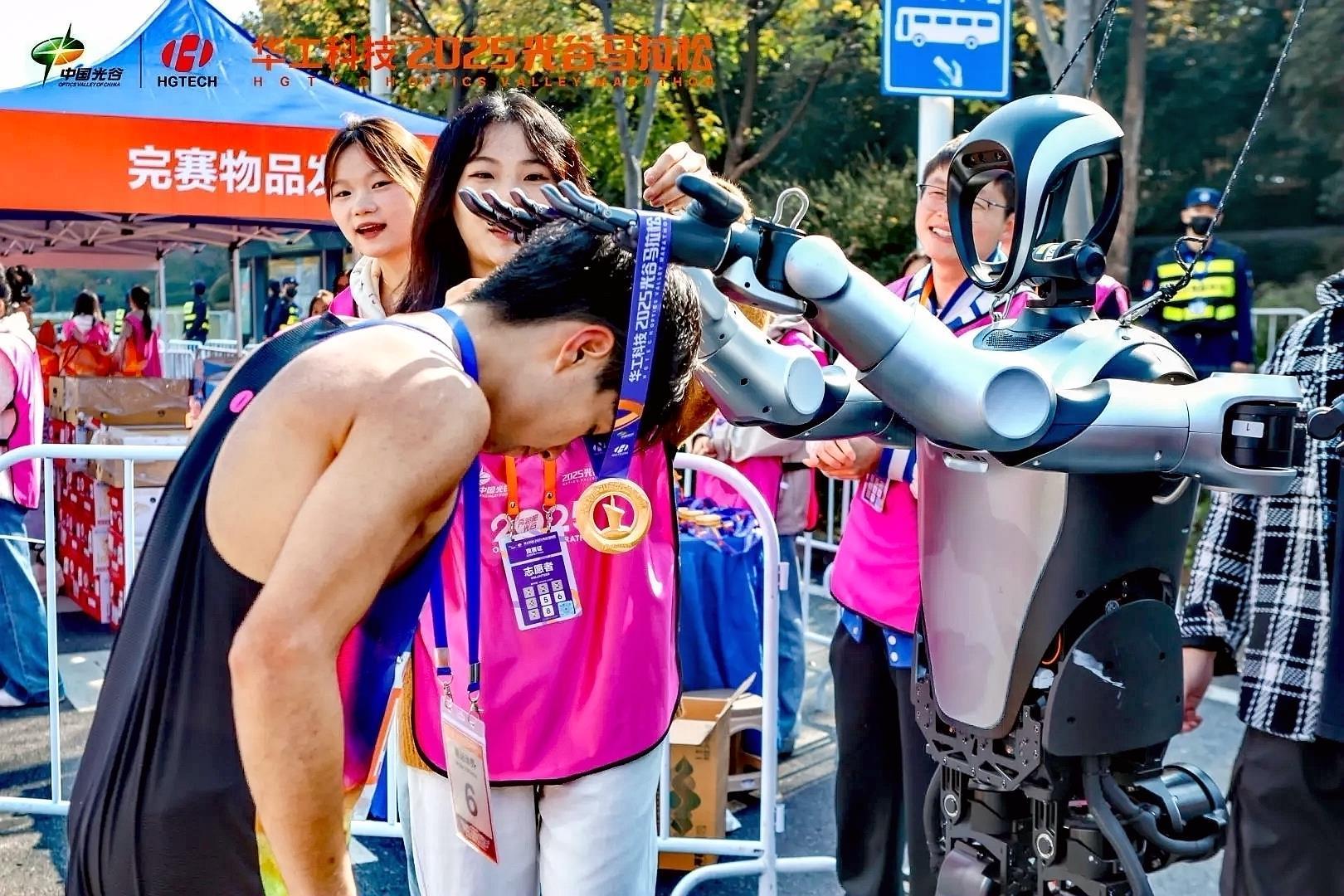 武汉选手打破女子全马纪录，人形机器人击鼓助威，2025光谷马拉松激情开跑