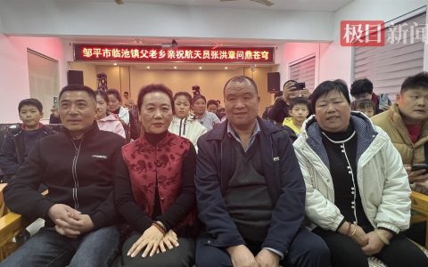 姐姐双手握拳观看张洪章飞天直播，听到“发射圆满成功”才放下心来，自豪宣布“我是航天员的姐姐”