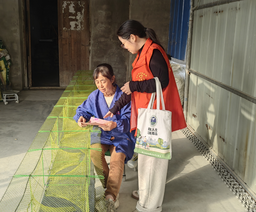 竹根滩镇：入户宣讲禁毒知识 筑牢乡村防毒防线