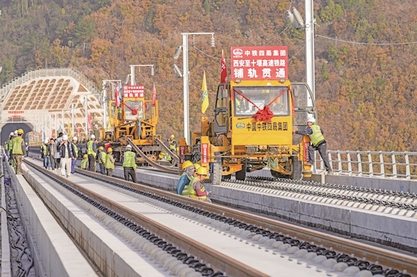 “西十高铁”全线铺轨完成 未来西安到武汉仅需2.5小时