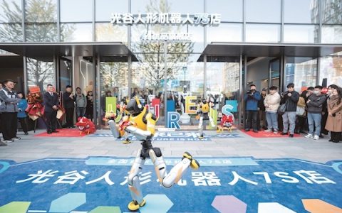 全国首家人形机器人7S店开业 在光谷买人形机器人像买车一样方便