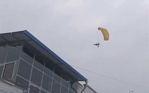 陕西一小伙结婚当天驾自制“飞机”成功飞天？村民称是他朋友来助兴，飞机5年前就首飞过，民航空管局回应