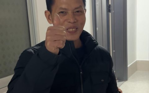 为迎接儿子归家，梁志辉爸爸再次染黑新生的白发