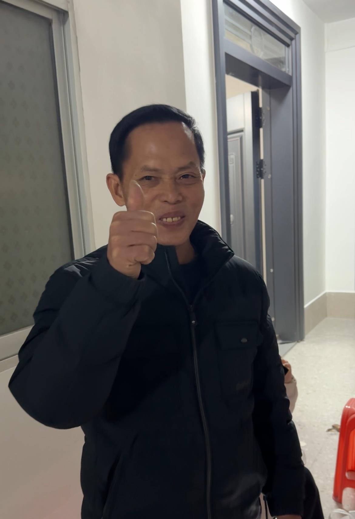 为迎接儿子归家，梁志辉爸爸再次染黑新生的白发