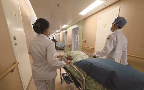 长阳65岁母亲毅然捐肾救子 儿子潸然泪下，“感谢妈妈给我第二次生命！”