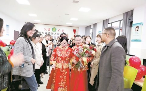 武陵山深处，他视力模糊，她半身瘫痪，却相知相扶 他们用一场婚礼照亮重启的人生