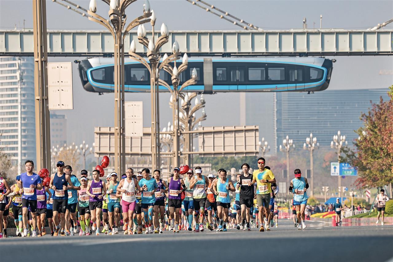 武汉选手打破女子全马纪录，人形机器人击鼓助威，2025光谷马拉松激情开跑