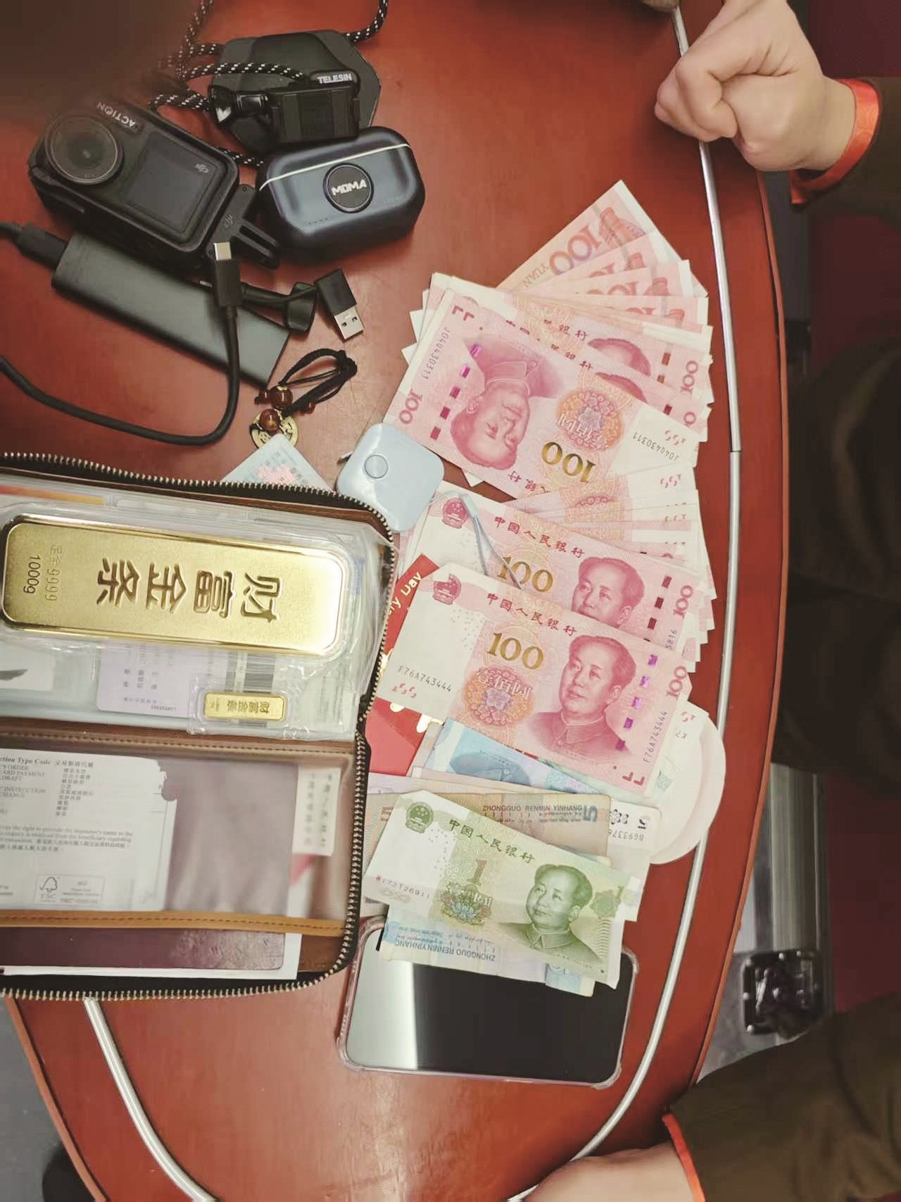 1020克金条落在高铁上列车员一小时接力送还 乘客价值百万元财物失而复得