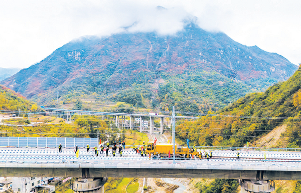 “钢铁巨龙”越秦楚 ——西十高铁湖北段启动长轨铺设