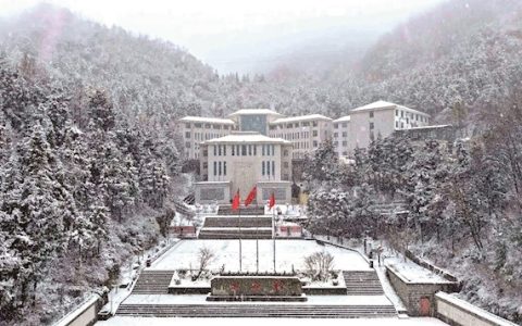 襄阳今冬首雪悄然而至 谷城、保康山间披银装