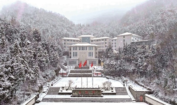 襄阳今冬首雪悄然而至 谷城、保康山间披银装