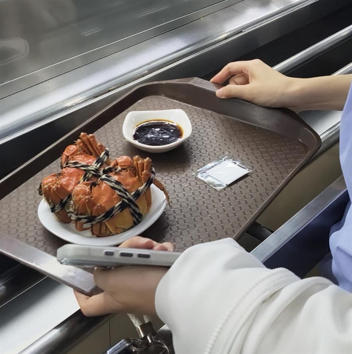 华科大食堂开售8.8元一只大闸蟹，开售前20分钟窗口前就排起长队