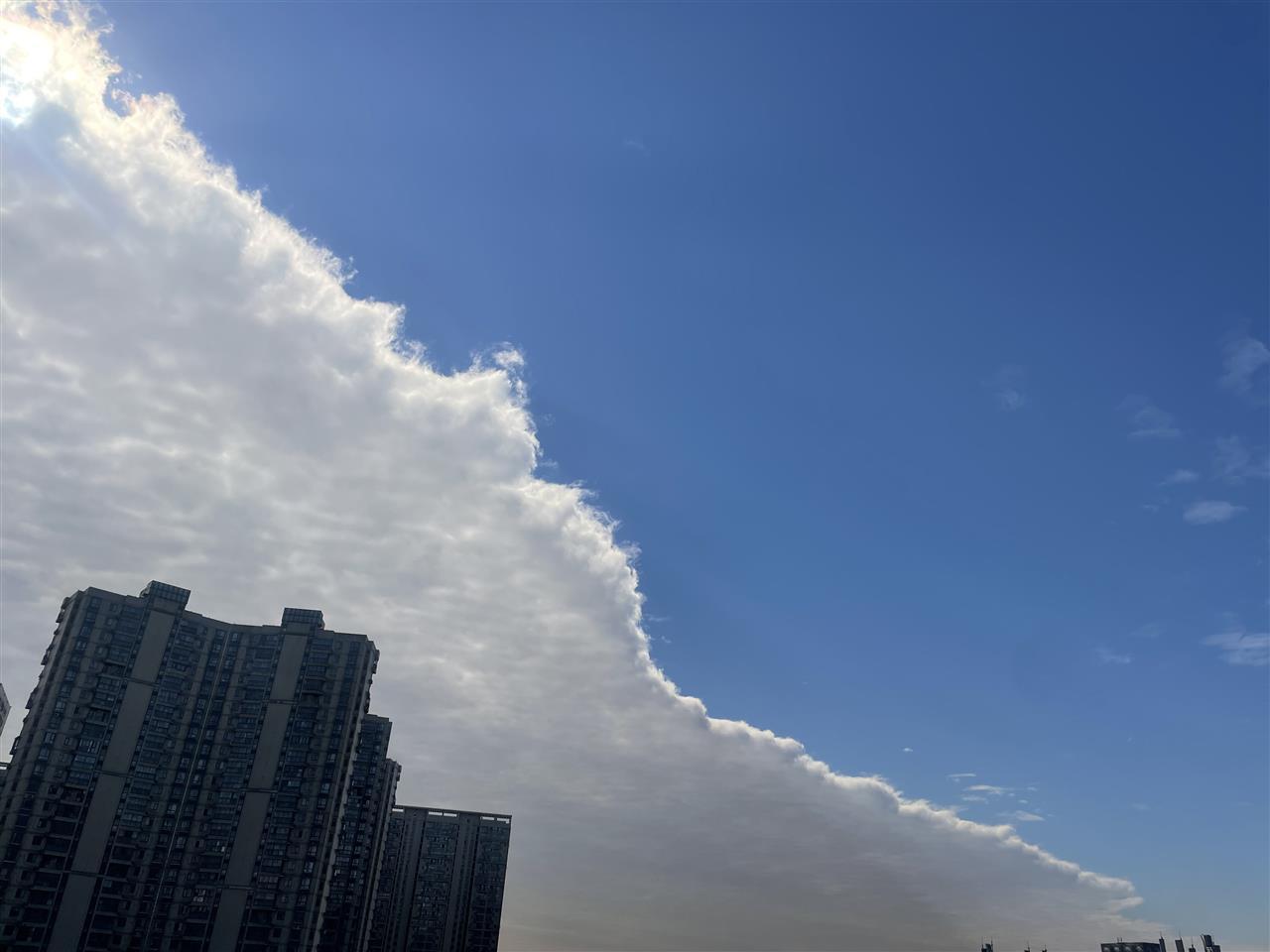 蓝天白云，泾渭分明！武汉上空出现“鸳鸯锅”！气象部门：正是冷锋过境具象化了