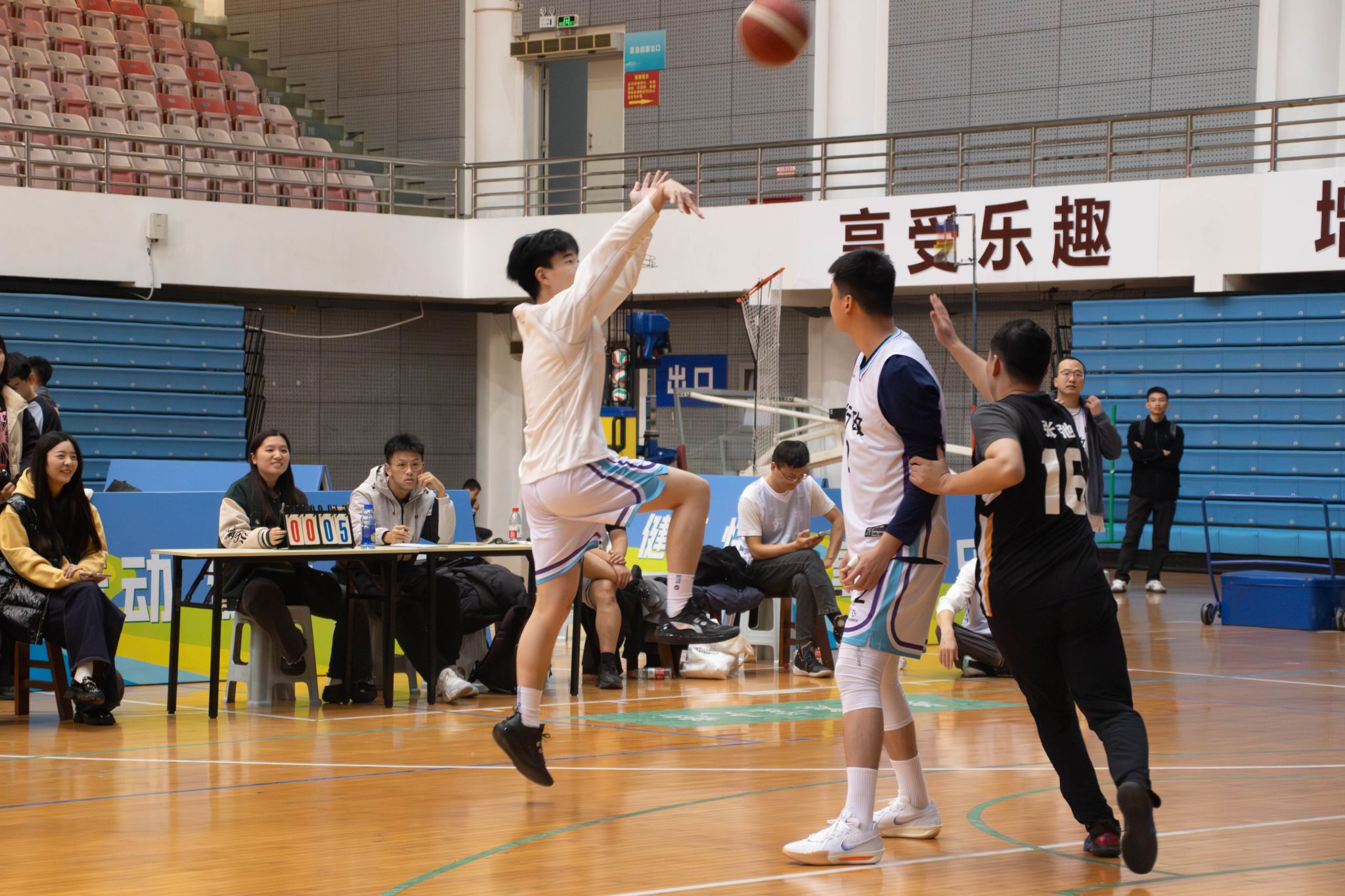 首届教职工三人制篮球赛落幕