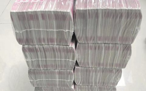 男子炒股被骗 民警在银行大厅内紧急拦截100万元现金，保住了！