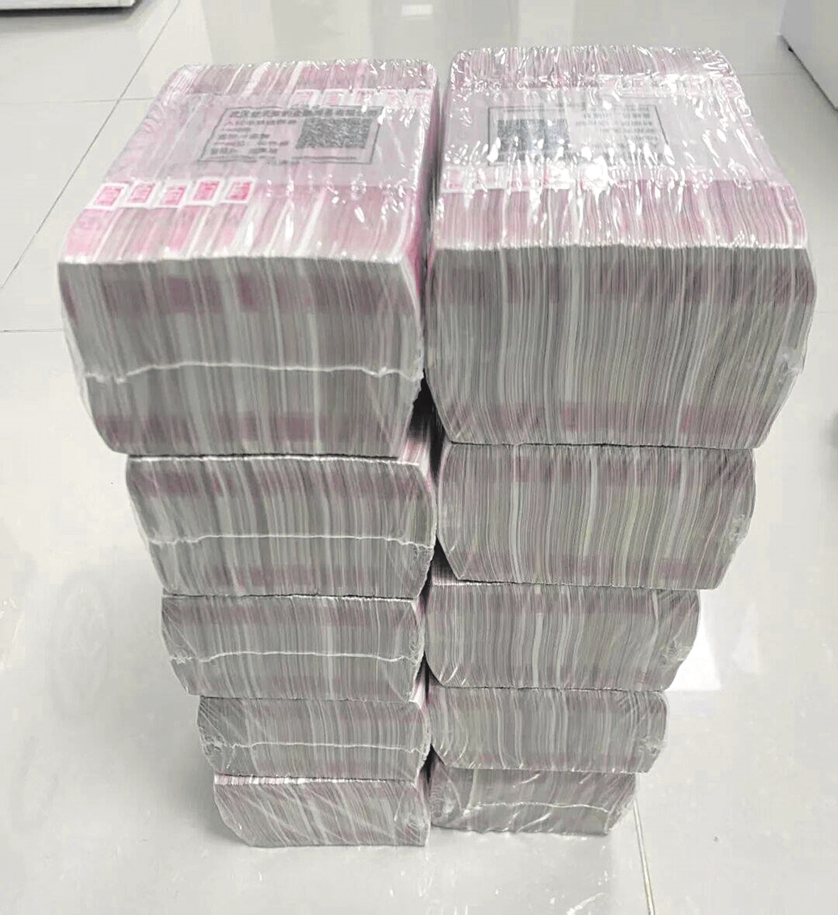 男子炒股被骗 民警在银行大厅内紧急拦截100万元现金，保住了！