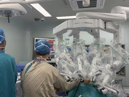 潜江市中心医院完成首例机器人辅助膀胱癌根治术