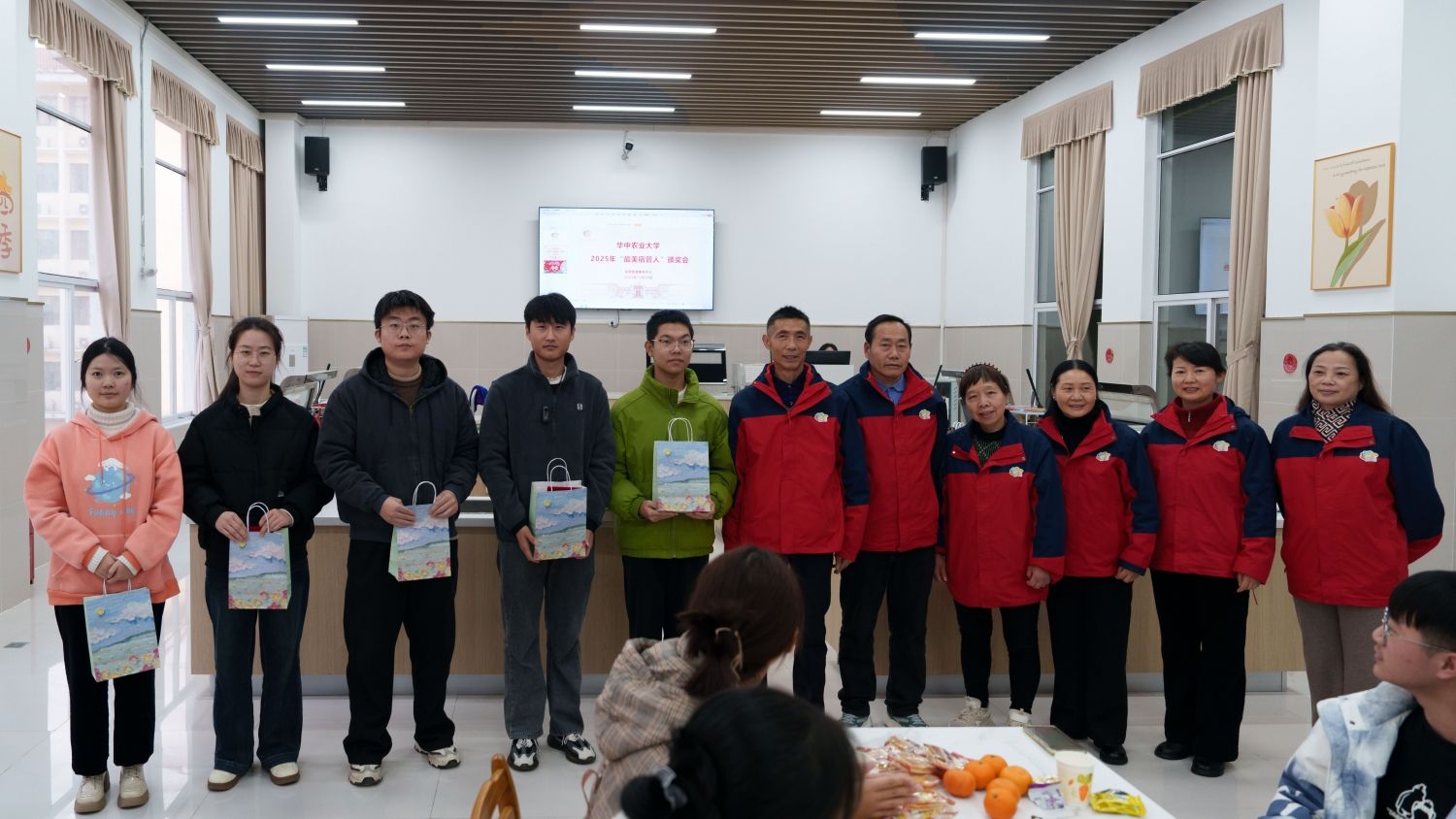 师生乐享“饺”好运  冬至暖聚“五色公寓”