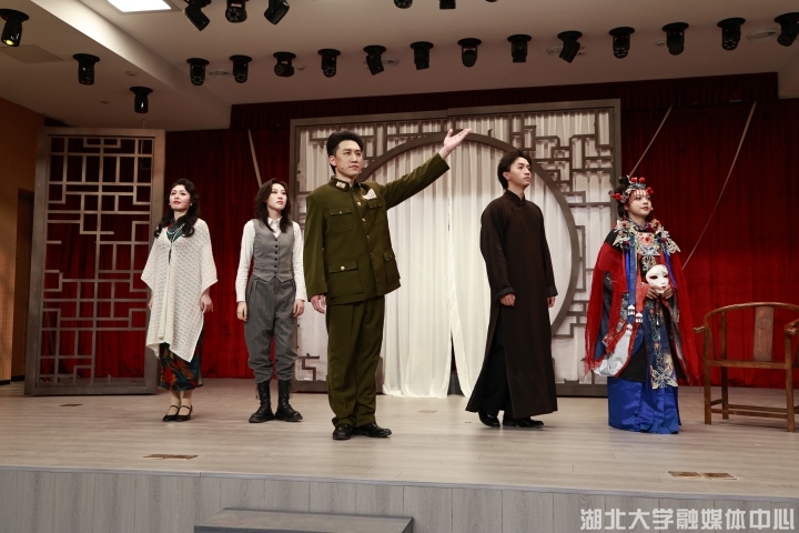 悬疑话剧《守夜人》掀起观剧热潮