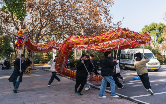 土木学子舞龙队在黄石马拉松比赛展风采