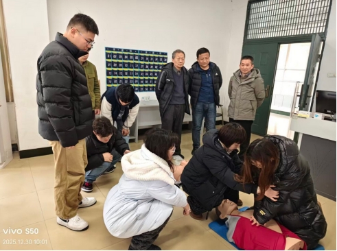 医学院协同工程实践创新中心联合开设急救训练课