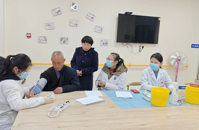 罗田县疾控中心为福利院老人免费接种流感疫苗