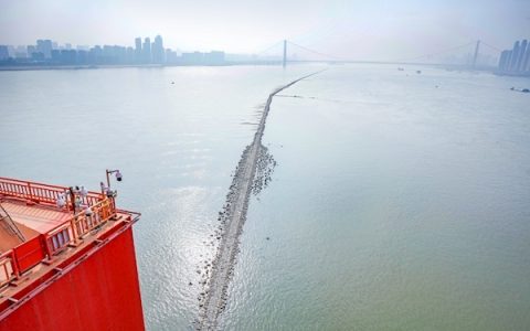 长江再现“江心小路” 航道部门提醒：上去游玩有风险