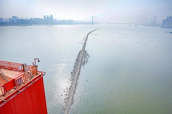 长江再现“江心小路” 航道部门提醒：上去游玩有风险