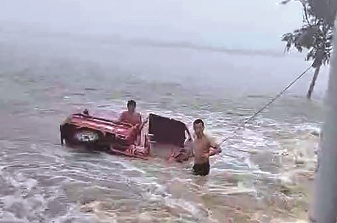 老人在湍急水流中挣扎沉浮，他们毅然掉转车头伸出“生命之臂” 父子俩暴雨中硬核救援获省级荣誉