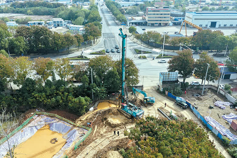 花湖国际机场铁路联络线 塘角头大桥主墩首个大桩完成浇注