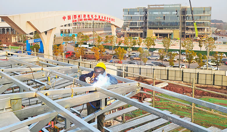 湖北国际航空货运项目建设施工忙