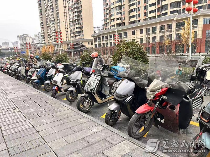 和润城商圈附近新施划的摩托车停车位。(全媒体记者 刘学成 摄)