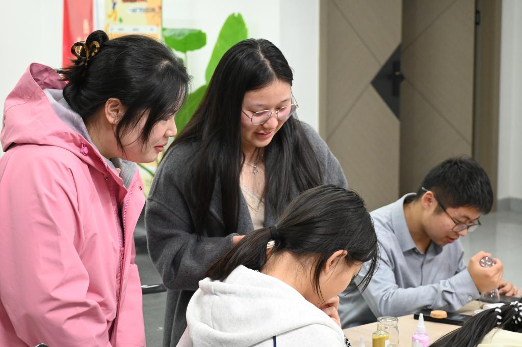 机电工程学院举办“毛线绕暖、彩砂筑心”特色心理活动