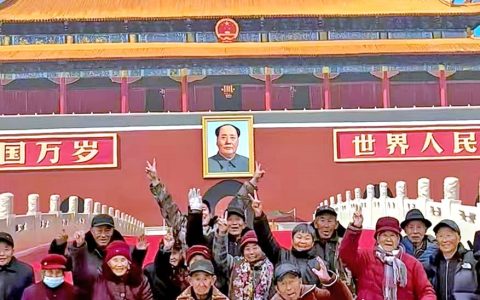 为给村里老人们圆梦 男子画18米长“天安门”墙绘