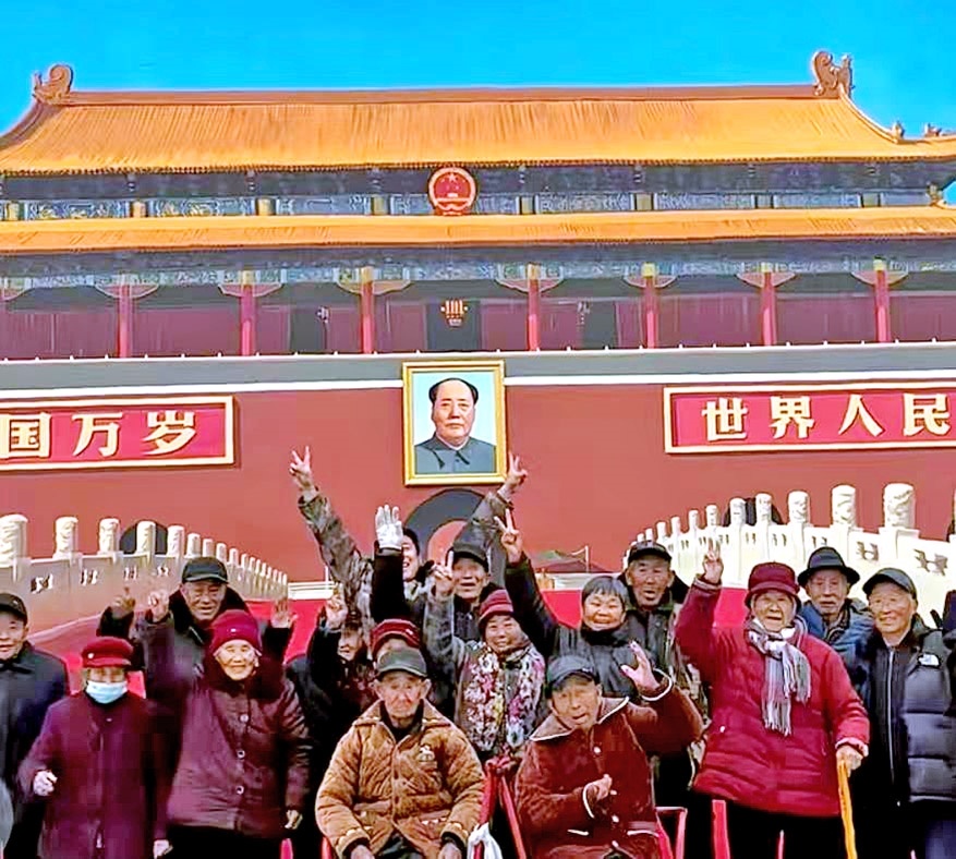 为给村里老人们圆梦 男子画18米长“天安门”墙绘