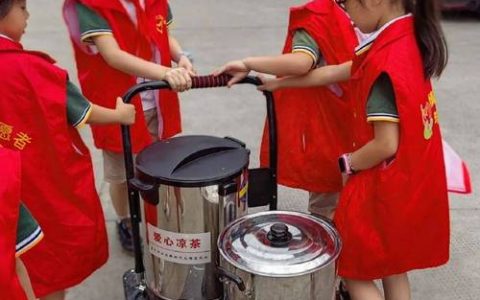 银耳汤传递敬意 童真亦有深情  咸安南大街社区萌娃致敬城市守护者