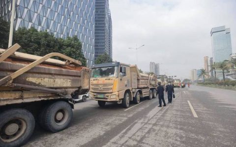源头管控 路面巡查 市城管执法局遏制运输车辆带泥上路